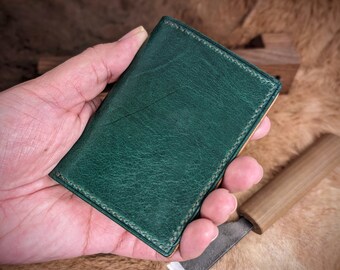 Cartera vertical delgada - Piel de canguro natural y piel italiana verde - 5 bolsillos - Hecha a mano en Australia - Cartera minimalista con bolsillo frontal