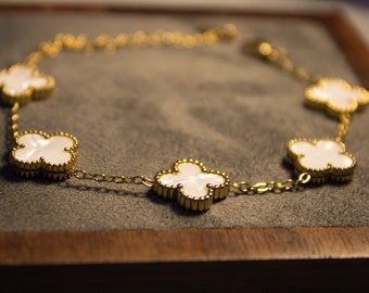 White & gold clover bracelet