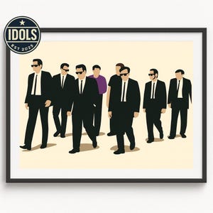 以下が含まれることがあります： 黒いスーツとサングラスをかけた男性グループが描かれた、額入りのアートプリント。ミニマリストデザインで、背景はクリーム色です。左上隅には「IDOLS EST 2025」と書かれた円形のロゴがあります。