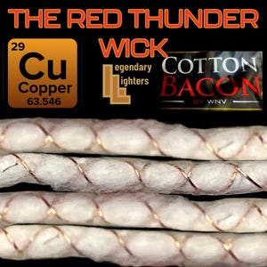 以下が含まれることがあります： The Red Thunderウィックは、細い銅線で巻かれた白い綿繊維で構成されています。画像には「The Red Thunder」、銅（Cu）の周期表の四角形、「Legendary Lighters」、「Cotton Bacon by WNV」というテキストが含まれています。