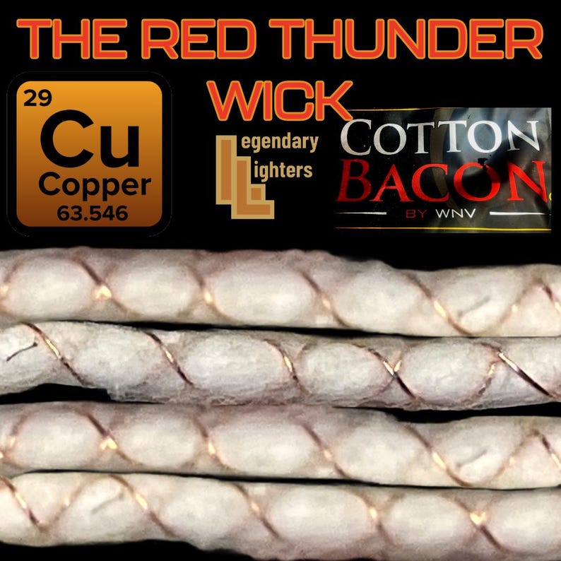 以下が含まれることがあります： The Red Thunderウィックは、細い銅線で巻かれた白い綿繊維で構成されています。画像には「The Red Thunder」、銅（Cu）の周期表の四角形、「Legendary Lighters」、「Cotton Bacon by WNV」というテキストが含まれています。