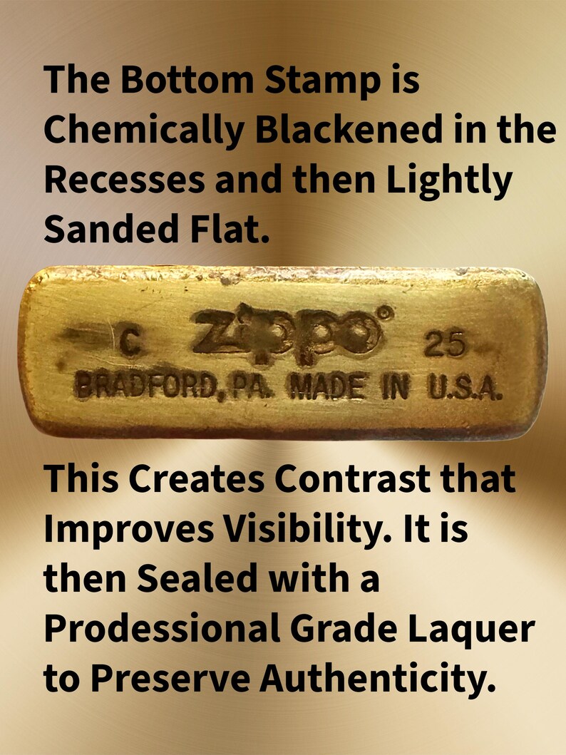 Pode incluir: Close-up da base de um isqueiro Zippo de lat&atilde;o. O texto diz "C Zippo 25 BRADFORD, PA. MADE IN U.S.A." A base &eacute; quimicamente enegrecida e ligeiramente lixada. Selada com laca de grau profissional.