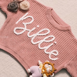 Suéter personalizado para bebê: nome bordado à mão, design personalizado