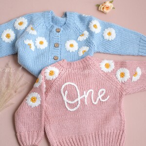 Suéter personalizado Daisy para crianças – suéter com nome bordado à mão, cardigã floral para bebês, presente exclusivo para bebês e crianças pequenas