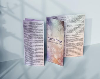 Könnte beinhalten: Drei offene Gebetsbücher mit hebräischen und englischen Texten. Das mittlere Buch trägt den Titel "Morning Prayer" auf Hebräisch und Englisch. Die Umschläge haben ein weiches, florales Design mit Pastellfarben. Die Bücher liegen auf einer hellblauen Oberfläche.