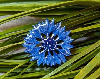 Brosche Kornblume aus Naturholz mit Epoxidharz Symbol aus Weißasien