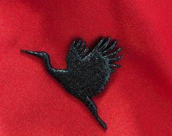 Broche cigogne noire en bois naturel avec résine époxy, symbole de la Biélorussie, épingle, cadeau d'anniversaire de la Saint-Valentin, petite broche en bois légère