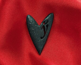 Coeur de Biélorussie, broche de coeur noir faite à la main, cadeau d’anniversaire de la Saint-Valentin, petite broche de coeur en bois légère, U court, lettre biélorusse U