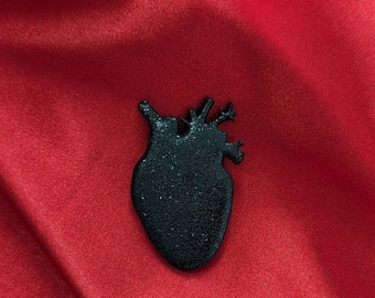 Coeur de Biélorussie, broche de coeur noir faite à la main, cadeau d’anniversaire de la Saint-Valentin, petite broche de coeur en bois légère