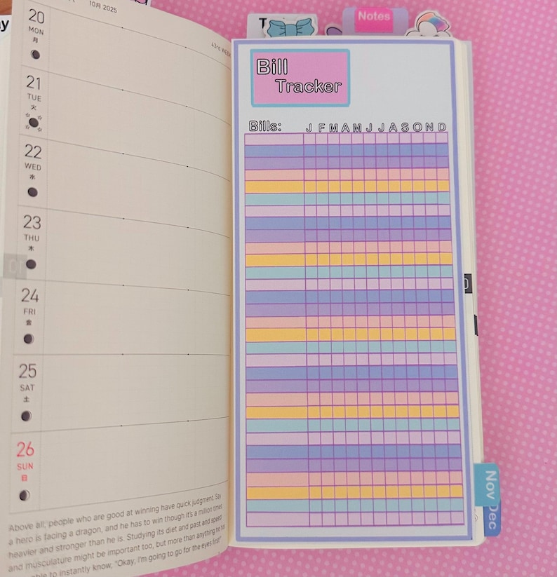Może przedstawiać: Strona planera z sekcją "Bill Tracker". Tracker ma siatkę z pastelowymi rzędami do śledzenia rachunk&oacute;w od stycznia do grudnia. Strona jest otwarta na kalendarz z datami i notatkami.