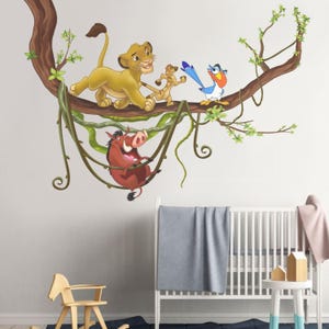 Puede incluir: Una calcomanía de pared con personajes de la película El Rey León. La calcomanía muestra a Simba, Pumbaa y Zazu en una rama de árbol. La calcomanía es perfecta para una habitación infantil o una guardería.