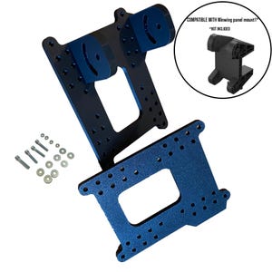 Puede incluir: Un conjunto de soportes de montaje de metal negro y azul con múltiples orificios pretaladrados, que incluye una placa base plana y una pieza de soporte vertical. El set incluye tornillos, tuercas y arandelas. Texto: COMPATIBLE WITH Winwing panel mount1* *NOT INCLUDED.