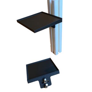 Puede incluir: Un juego de tres tazas de cerámica con un acabado mate moteado. Las tazas son en tonos crema, gris claro y gris oscuro. Cada taza tiene un diseño simple y minimalista, ideal para café o té.