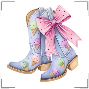 Puede incluir: Un par de botas de vaquero azul claro con diseños de conos de helado y un gran lazo rosa. Las botas tienen un tacón marrón claro y están decoradas con conos de helado verdes, rosas y melocotón. El texto "DESIGN FILE PNG" está en la parte inferior.