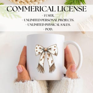 Puede incluir: Taza de cer&aacute;mica blanca con un lazo de lunares marrones y blancos con flecos. La taza est&aacute; siendo sostenida por las manos de una persona. El texto en la taza dice "COMMERICAL LICENSE + 1 USER. + UNLIMITED PERSONAL PROJECTS. + UNLIMITED PHYSICAL SALES. + POD."