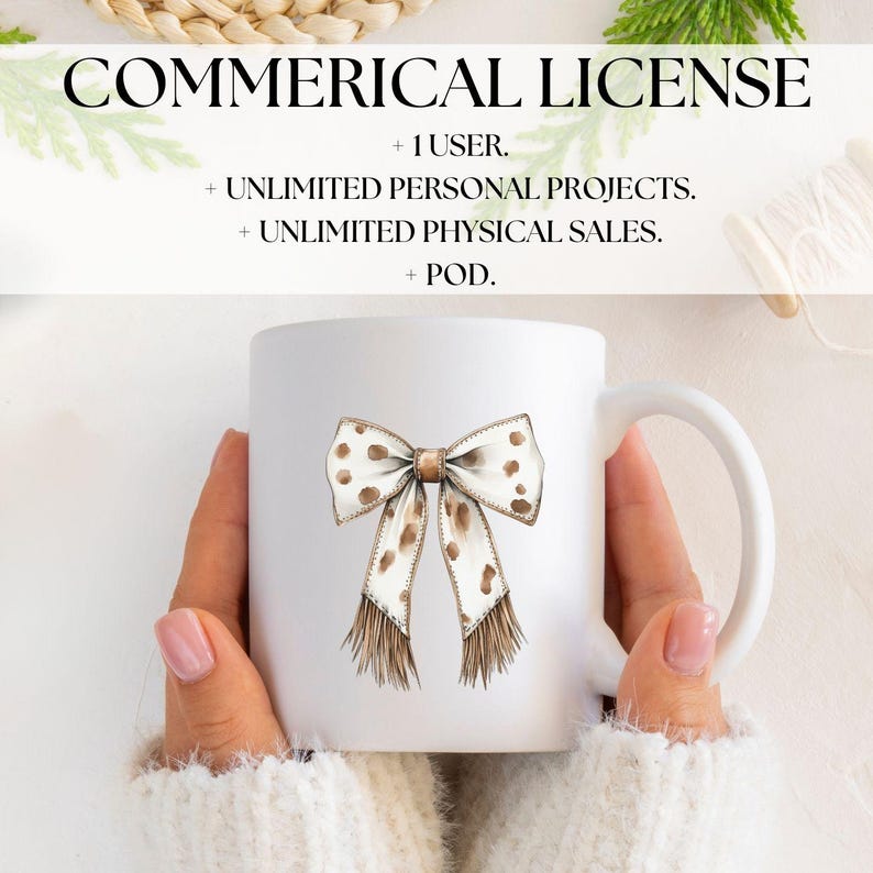 Puede incluir: Taza de cer&aacute;mica blanca con un lazo de lunares marrones y blancos con flecos. La taza est&aacute; siendo sostenida por las manos de una persona. El texto en la taza dice "COMMERICAL LICENSE + 1 USER. + UNLIMITED PERSONAL PROJECTS. + UNLIMITED PHYSICAL SALES. + POD."