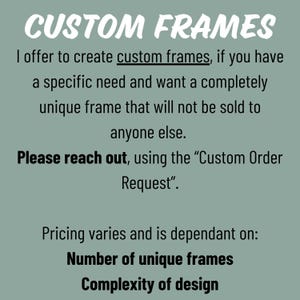 Puede incluir: Texto sobre un fondo verde que dice "CUSTOM FRAMES". El texto debajo dice "Ofrezco crear marcos personalizados, si tienes una necesidad espec&iacute;fica y quieres un marco &uacute;nico que no se venda a nadie m&aacute;s. Ponte en contacto con nosotros, utilizando la "Solicitud de pedido personalizado". El precio var&iacute;a y depende de: N&uacute;mero de marcos &uacute;nicos Complejidad del dise&ntilde;o"