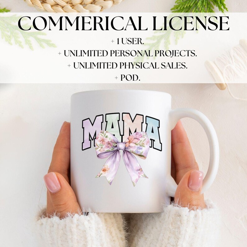 Peut inclure: Une tasse en c&eacute;ramique blanche avec un graphisme color&eacute; "MAMA" et un n&oelig;ud violet avec des accents floraux.