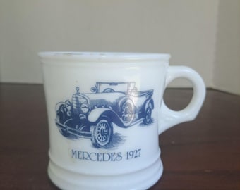 Taza de afeitar vintage de los años 60 de Surrey White Milk Glass con diseño de Mercedes de 1927 en azul.