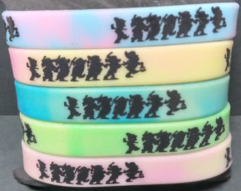 SBWD12 Pulsera de silicona con silueta de los siete enanitos Pulsera de silicona estampada que brilla en la oscuridad inspirada en Disney