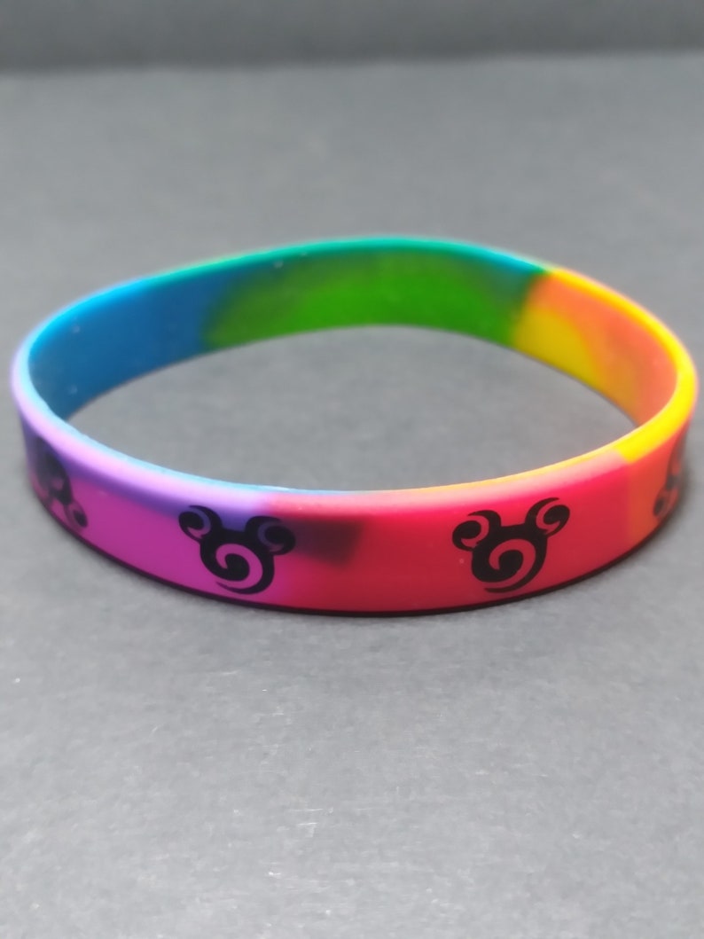 Op de afbeelding: Een veelkleurig siliconen armband met een zwart Mickey Mouse silhouet ontwerp.