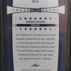 K&ouml;nnte beinhalten: Eine Baseball-Sammelkarte mit Shohei Ohtani, RHP/OF, mit dem Text "DRAFT" oben. Die Karte hebt Ohtanis Leistungen hervor, darunter Schl&auml;ge mit &uuml;ber 160 km/h und Homeruns von &uuml;ber 152 Metern. Die Karte ist von 2018.