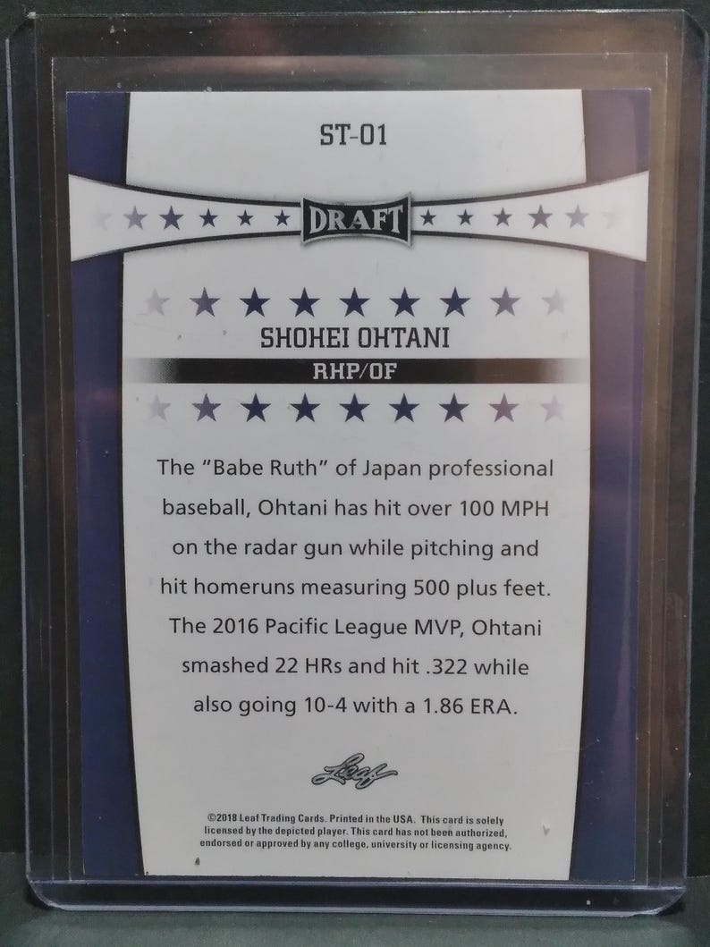 K&ouml;nnte beinhalten: Eine Baseball-Sammelkarte mit Shohei Ohtani, RHP/OF, mit dem Text "DRAFT" oben. Die Karte hebt Ohtanis Leistungen hervor, darunter Schl&auml;ge mit &uuml;ber 160 km/h und Homeruns von &uuml;ber 152 Metern. Die Karte ist von 2018.