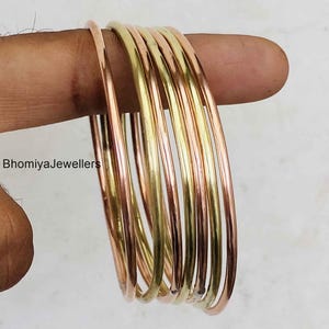 Braccialetto sottile in rame e ottone, bracciale in metalli misti fatto a mano, braccialetto minimalista impilabile, gioiello boho unisex, regalo per tutti i giorni