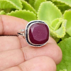 Sierlijke zilveren ring met robijn, 925 sterling zilveren ring met robijn, ring met rode edelsteen, minimalistische handgemaakte ring, delicate stapelring, cadeau voor je zus