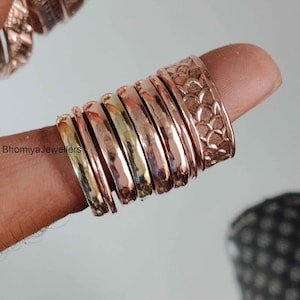 Juego de 8 anillos apilables de cobre y latón, anillo de banda estilo boho martillado.