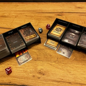 Kaarthouder/kaartdispenser voor het bordspel Sword & Sorcery - taalkeuze (EN/DE/FR) - 3D-printen