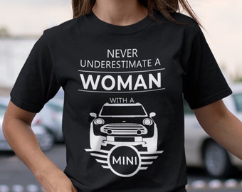 Womens Mini Cooper T-shirt, onderschat nooit een vrouw grappige schattige mini-autobestuurder geschenken, moeder Mini Cooper minnaar, auto cadeau voor haar dames top