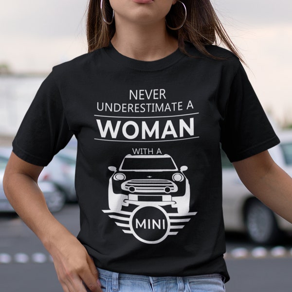 T-shirt Mini Cooper pour femmes, ne sous-estimez jamais une femme, cadeaux drôles et mignons pour les conducteurs de mini-voitures, maman Mini Cooper Lover, cadeau de voiture pour son haut pour dames