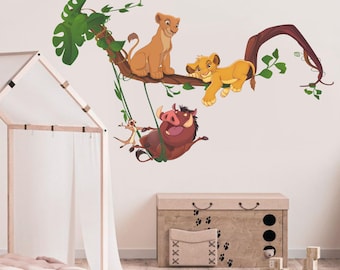 Puede incluir: Una calcomanía de pared con Simba, Nala y Pumbaa de El Rey León de Disney. Los personajes están representados en una enredadera de la jungla con hojas verdes.