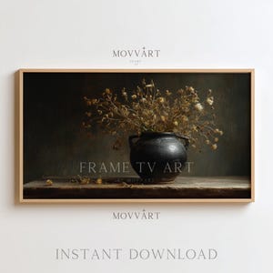 Op de afbeelding: Een ingelijste digitale print met een stilleven van een zwarte vaas gevuld met gedroogde bloemen. De vaas staat op een houten oppervlak, met de tekst "FRAME TV ART" en "INSTANT DOWNLOAD". Het kleurenpalet is gedempt met donkere tinten.