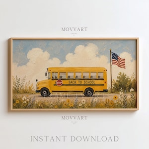 Pode incluir: Uma pintura a óleo de um autocarro escolar amarelo com o texto BACK TO SCHOOL e um sinal de stop vermelho na lateral. Uma bandeira americana tremula num mastro próximo, contra um céu azul com nuvens brancas e um campo de flores silvestres.