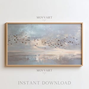 Peut inclure: Une impression d'art encadrée représentant un paysage avec un vol d'oiseaux contre un ciel nuageux. L'œuvre utilise une palette de couleurs sourdes de bleus, gris et beige, avec le texte "MOVART" et "INSTANT DOWNLOAD".