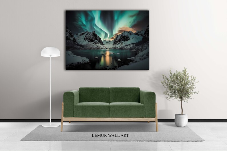 K&ouml;nnte beinhalten: Ein gr&uuml;nes Sofa steht vor einer Wand mit einem gro&szlig;en Leinwanddruck eines Gebirges mit einer gr&uuml;n-blauen Aurora Borealis, die sich in einem See vor den Bergen spiegelt.