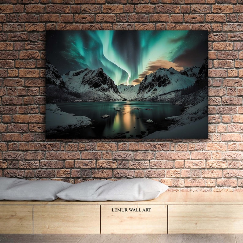 K&ouml;nnte beinhalten: Ein Leinwanddruck eines Bergsees mit einem gr&uuml;n-blauen Nordlicht, das sich im Wasser spiegelt. Die Berge sind schneebedeckt und der Himmel ist dunkel.