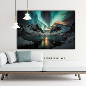 K&ouml;nnte beinhalten: Ein Leinwanddruck einer Landschaft mit einem See und Bergen. Der Himmel ist gef&uuml;llt mit einer leuchtend gr&uuml;nen und blauen Aurora Borealis. Das Bild tr&auml;gt den Titel "LEMUR WALL ART".