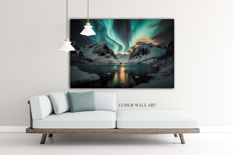 K&ouml;nnte beinhalten: Ein Leinwanddruck einer Landschaft mit einem See und Bergen. Der Himmel ist gef&uuml;llt mit einer leuchtend gr&uuml;nen und blauen Aurora Borealis. Das Bild tr&auml;gt den Titel "LEMUR WALL ART".