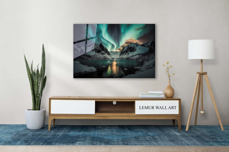 K&ouml;nnte beinhalten: Ein Wandbild mit einer malerischen Landschaft mit einem See, Bergen und einer leuchtend gr&uuml;nen Aurora Borealis am Himmel. Das Kunstwerk ist an einer Wand &uuml;ber einem h&ouml;lzernen Unterhaltungszentrum mit einer wei&szlig;en Schublade und einem Regal angebracht. Das Unterhaltungszentrum steht auf einem blauen Teppich.