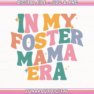 Op de afbeelding: Een kleurrijk grafisch ontwerp met de tekst "In My Foster Mama Era" in een retro stijl. De tekst is in een regenboog van kleuren, waaronder roze, blauw, groen, geel en oranje.