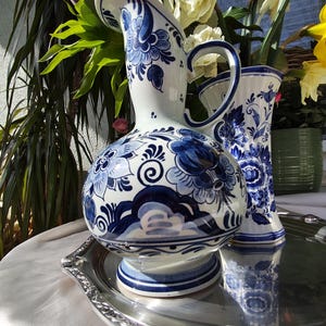 Può includere: Un cartello in legno fatto a mano con la scritta "Welcome to our home" in stile scritto a mano. Il cartello è dipinto di bianco con una cornice in legno tinto scuro. Il cartello è largo 30 cm e alto 20 cm.