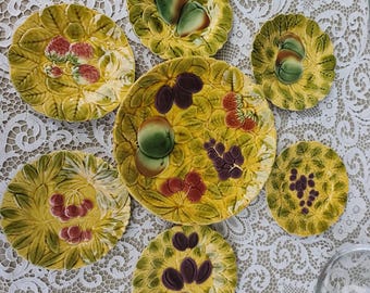 Piatti antichi in maiolica francese Sarreguemines — Decorazione con frutta — Vassoio e piatto da dessert grande da 30 cm — Stile shabby chic — Piatti da parete