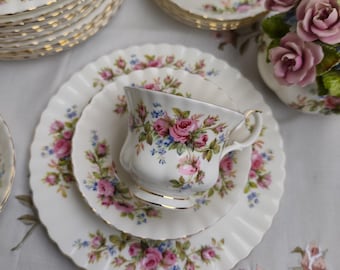 Royal Albert "Moss Rose" England – Teservis & Tallrikar – Vintageporslin – Styckförsäljning