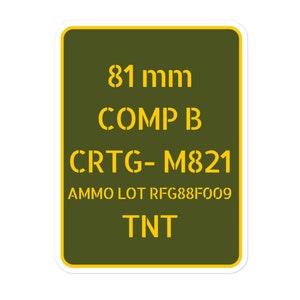 Könnte beinhalten: Ein grünes quadratisches Schild mit gelbem Text, auf dem steht "81 mm COMP B CRTG-M821 AMMO LOT RFG88F009 TNT".