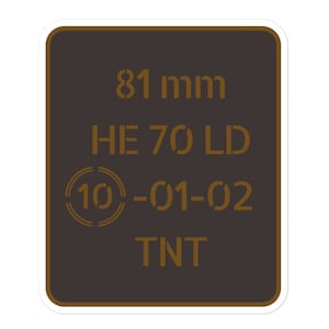 Könnte beinhalten: Ein braunes rechteckiges Schild mit weißem Rand, mit dem Text "81 mm HE 70 LD 10-01-02 TNT" in goldener Farbe.