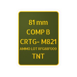 Könnte beinhalten: Ein grünes quadratisches Schild mit weißem Rand und gelbem Text. Das Schild lautet "81 mm COMP B CRTG-M821 AMMO LOT RFG88F009 TNT".