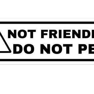 Könnte beinhalten: Ein schwarz-weißes Warnschild mit einem Ausrufezeichen in einem Dreieck. Das Schild lautet "Not Friendly Do Not Pet."